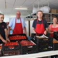 Sie sind bereit für die Ausgabe der Lebensmittel: der Ausgabeleiter der Tafel Daniel Zimmermann, der ehrenamtliche Koordinator der Tafel Holger Glimm, Propst Dennis Pistol und Sabine Willert von der Diakonie des Kirchenkreises Rendsburg-Eckernförde (v. links).
