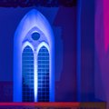 Ein Kirchenfenster in besonderer Beleuchtung.