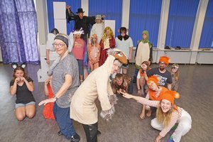 Eine Gruppe Menschen in unterschiedlichen Verkleidungen lächelt in die Kamera