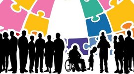 Grafik von schwarzen Silhouetten vieler Menschen vor buntem Hintergrund